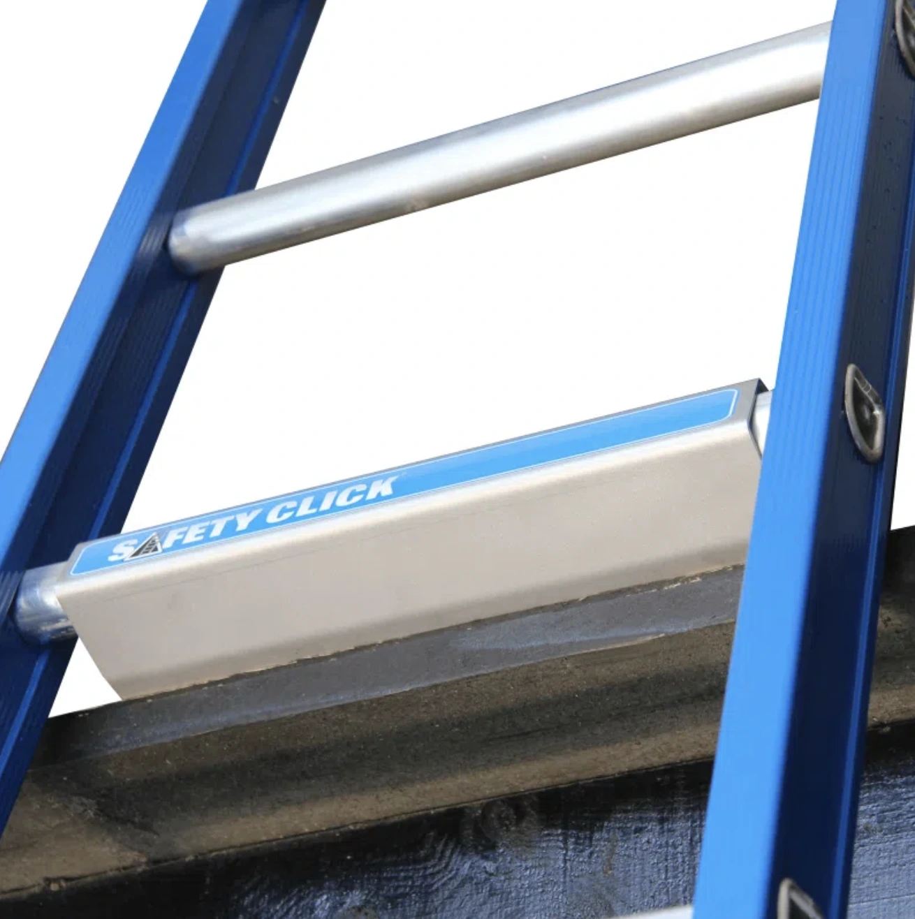 SafetyClick Type I in azione su scala blu.