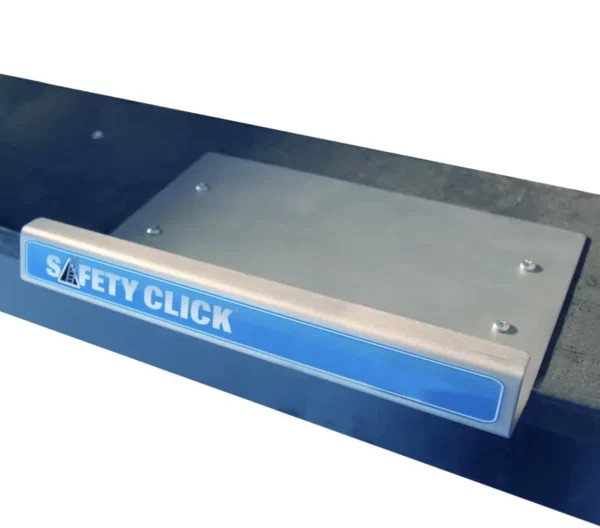 Vista ravvicinata del sistema SafetyClick Type I fissato su una superficie nera.
