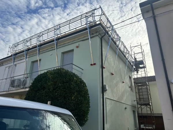 Sistema di parapetti SGS montato su edificio residenziale per lavori in altezza in sicurezza