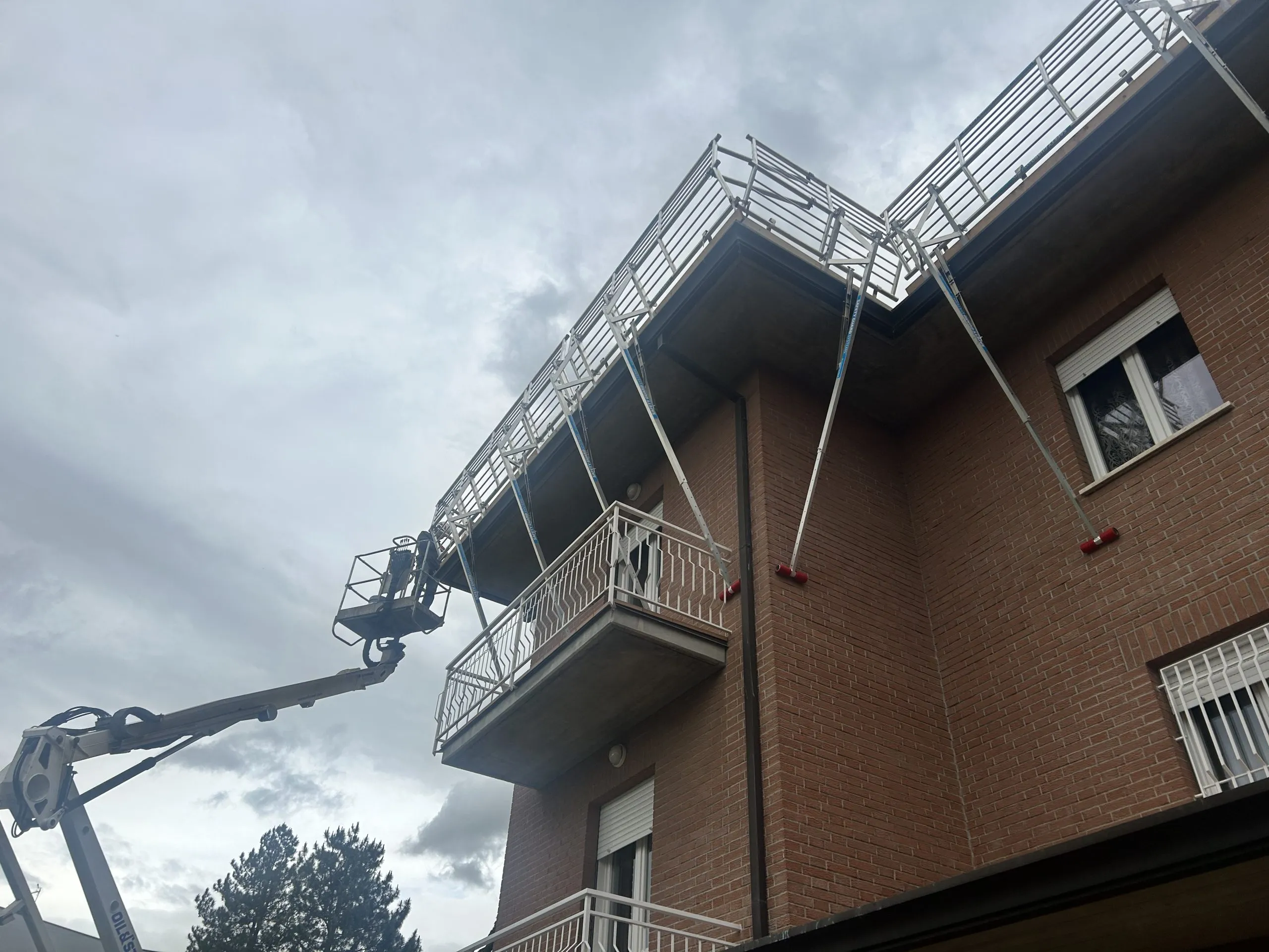 Installazione Sistema di Parapetti SGS su Edificio con Piattaforma Aerea