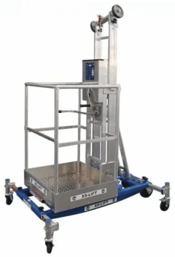 ASC XS-Lift sollevatore compatto con altezza di lavoro di 3,8 metri, visione laterale per mostrare la piattaforma e la robustezza.