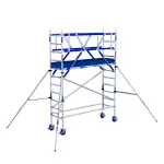 Trabattello professionale in alluminio con supporti esterni e piattaforma robusta, ideale per lavori in altezza.