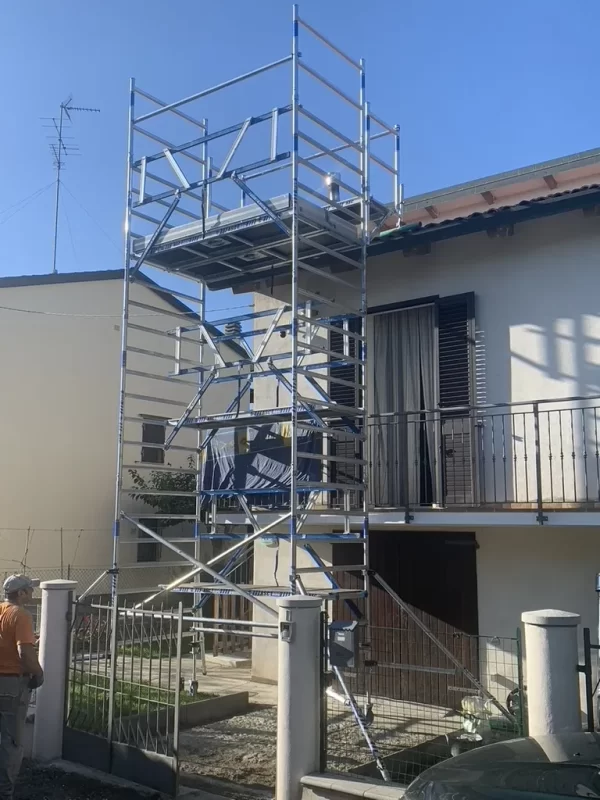 Trabattello con console per tetti installata su tetto inclinato