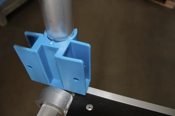 Supporto di fissaggio in plastica blu su struttura di ponteggio con tubo in alluminio.
